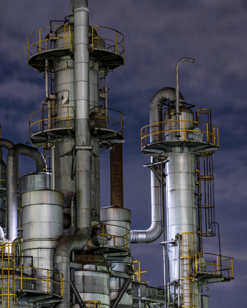 contaminacion-ambiental-y-exterior-de-la-fabrica-por-la-noche