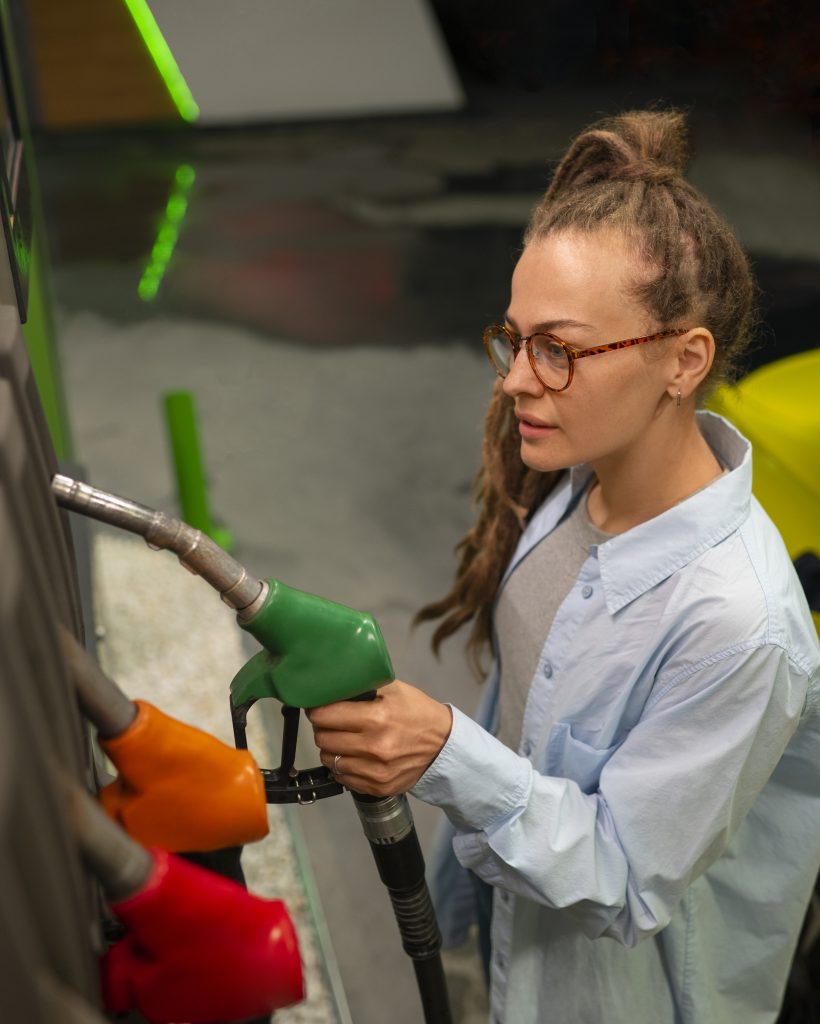 mujer-de-alto-angulo-en-la-gasolinera
